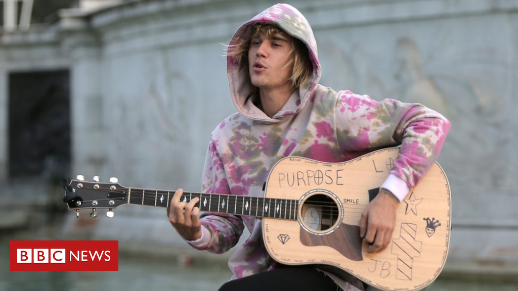Justin Bieber serenades Hailey Baldwin outside Buckingham Palace - BBC News