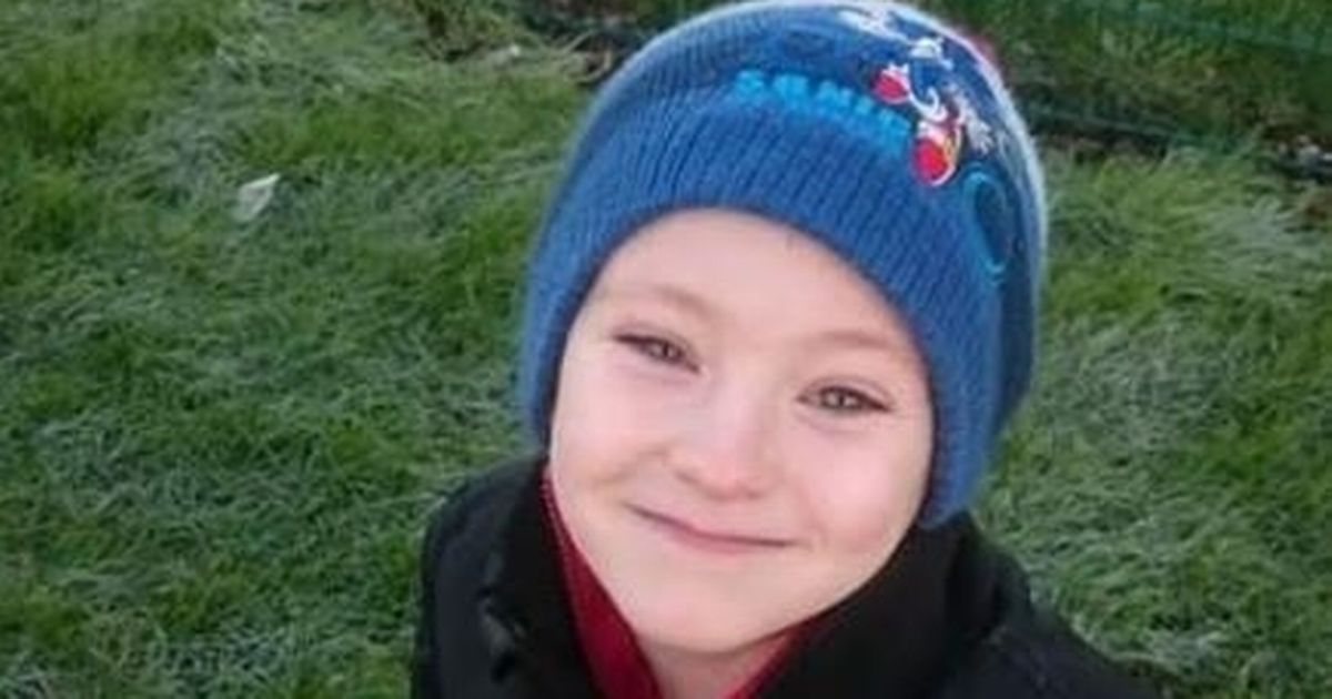 Schoolboy, 8, saves up pocket money to buy Valentine rose for EVERY girl in his class - Mirror Online