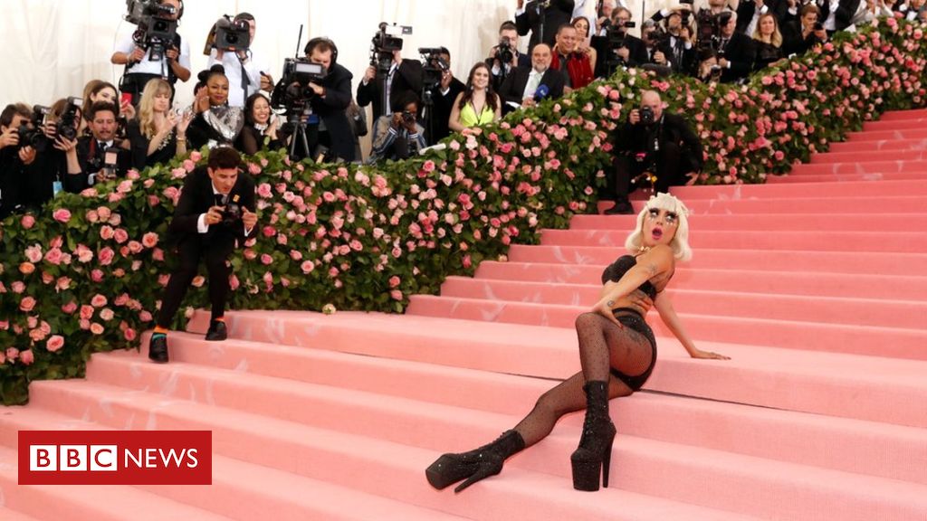 Met Gala 2019: Celebrities reveal their 'campest' looks on the red carpet - BBC News