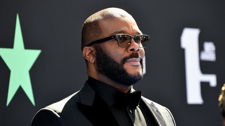 Tyler Perry uses his private plane to deliver supplies to the Bahamas | FOX 10 Phoenix