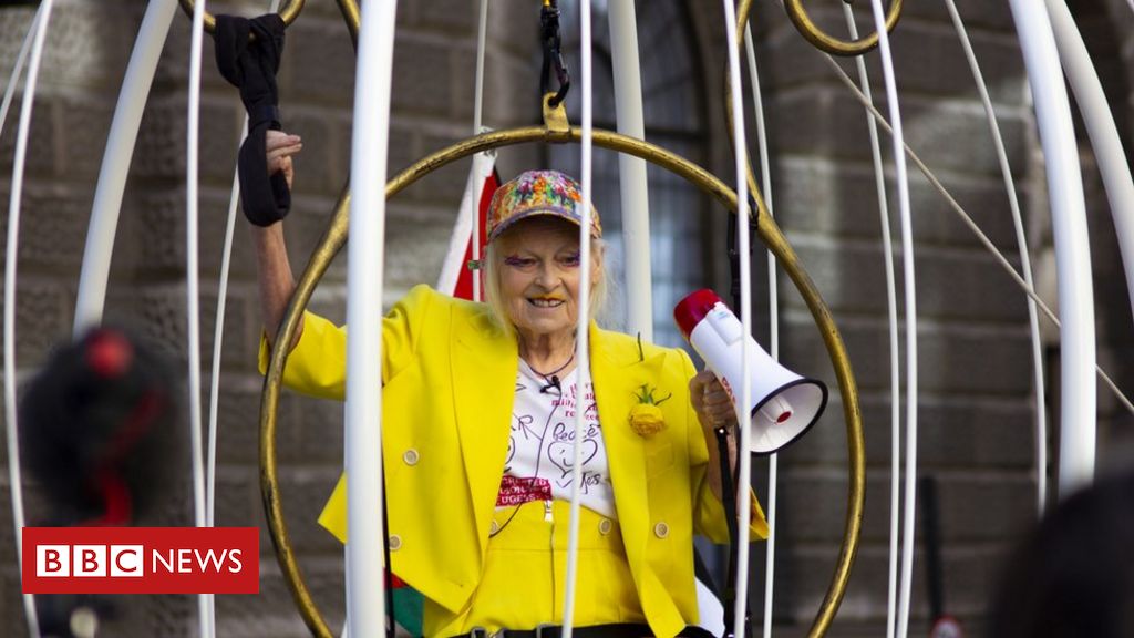 Julian Assange: Dame Vivienne Westwood leads protest - BBC News