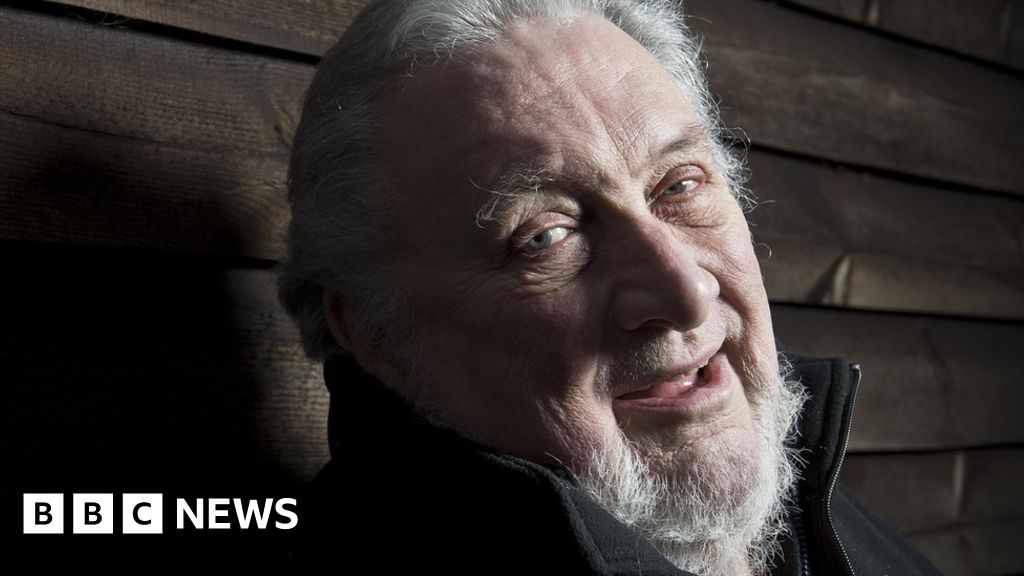 Jet Black: 'Inspirational' drummer for the Stranglers dies aged 84 - BBC News