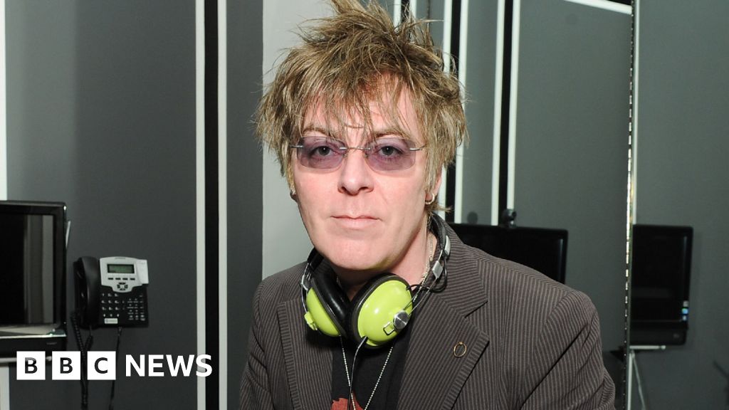 Andy Rourke: The Smiths bassist dies aged 59 - BBC News