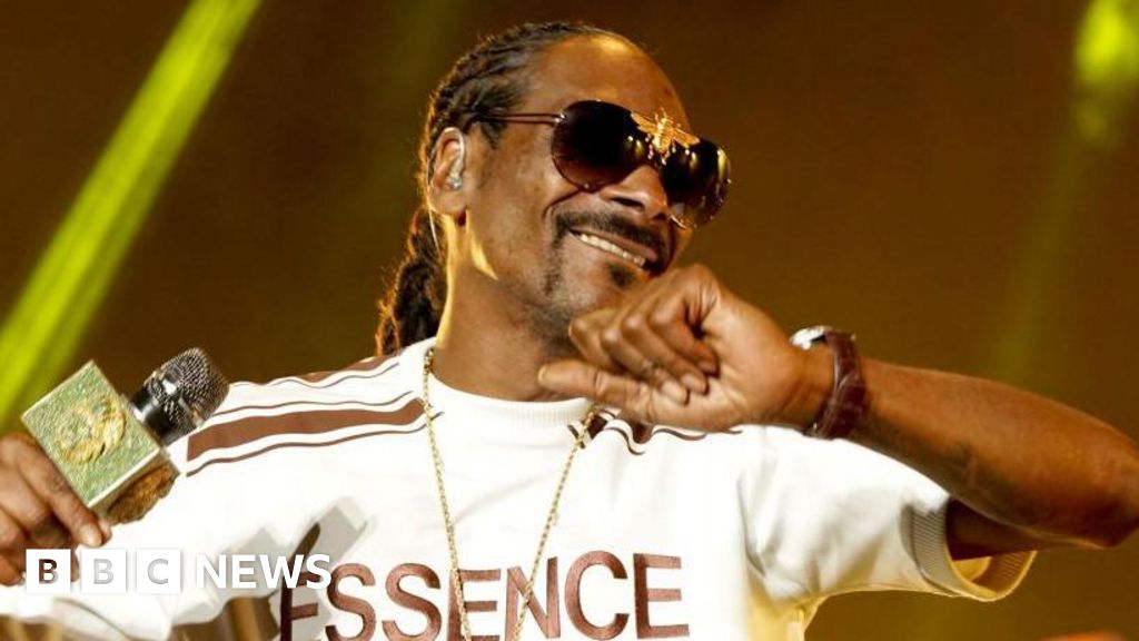 Snoop Dogg gives up smoking after years of marijuana use - BBC News