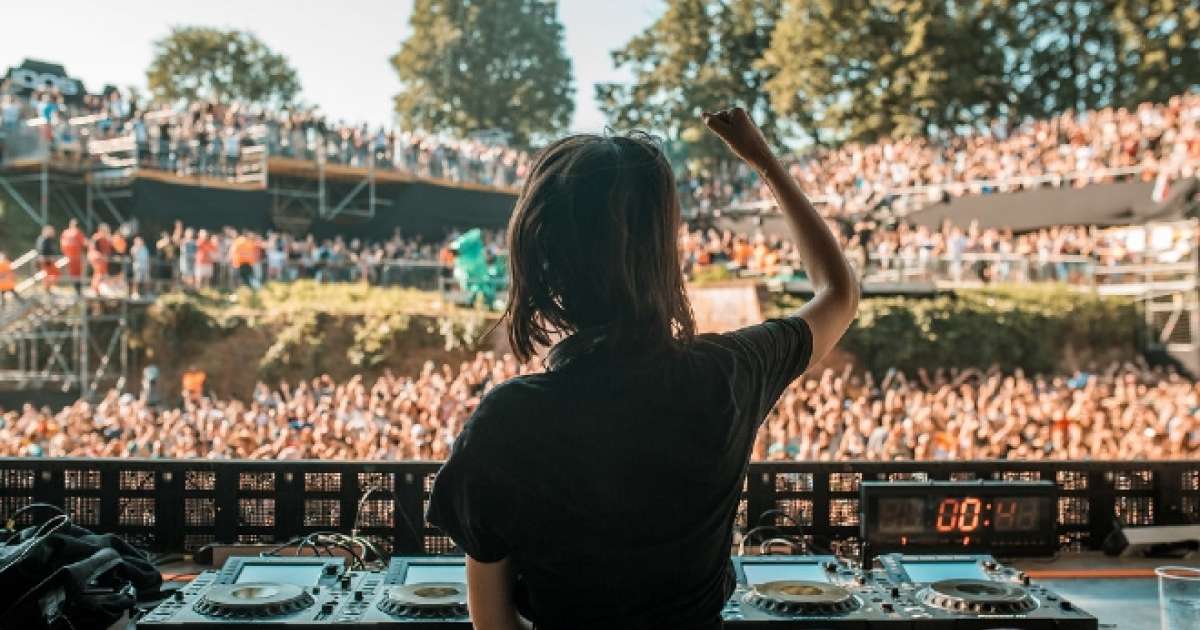 ​Female DJs play twice as many shows as male DJs, study shows 	- 	News 	- 	Mixmag