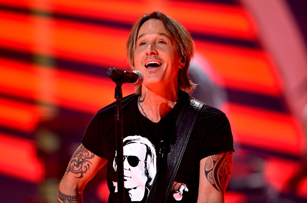 Keith Urban Plays Surprise Show, Works the Counter at Alabama Buc-ee’s